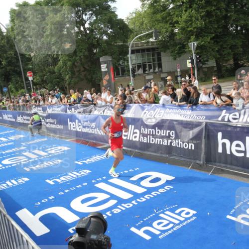 29.06.2025 - hella hamburg halbmarathon Michael Strokosch http://msf.ph/oto/8535314 29.06.2025 10:05:14 Ziel  meine-sportfotos.de