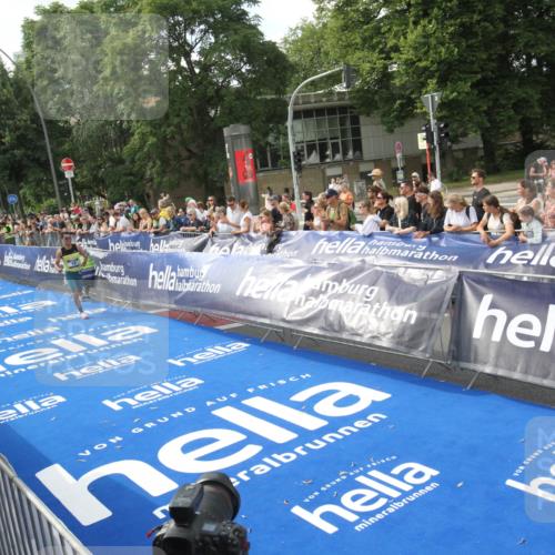 29.06.2025 - hella hamburg halbmarathon Michael Strokosch http://msf.ph/oto/8535315 29.06.2025 10:05:22 Ziel  meine-sportfotos.de