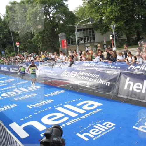 29.06.2025 - hella hamburg halbmarathon Michael Strokosch http://msf.ph/oto/8535316 29.06.2025 10:05:23 Ziel  meine-sportfotos.de