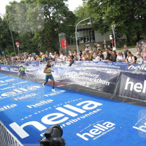 29.06.2025 - hella hamburg halbmarathon Michael Strokosch http://msf.ph/oto/8535317 29.06.2025 10:05:23 Ziel  meine-sportfotos.de