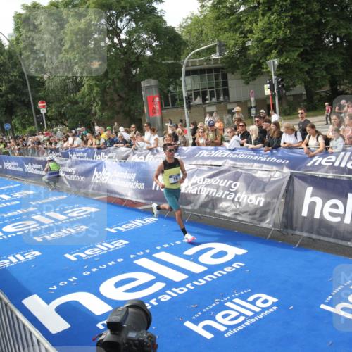 29.06.2025 - hella hamburg halbmarathon Michael Strokosch http://msf.ph/oto/8535318 29.06.2025 10:05:23 Ziel  meine-sportfotos.de