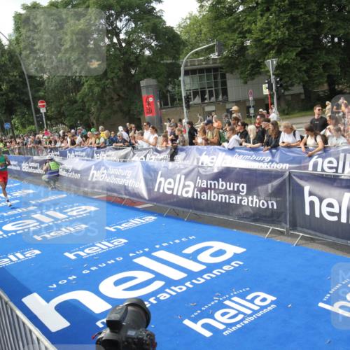 29.06.2025 - hella hamburg halbmarathon Michael Strokosch http://msf.ph/oto/8535319 29.06.2025 10:05:29 Ziel  meine-sportfotos.de