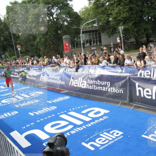 29.06.2025 - hella hamburg halbmarathon Michael Strokosch http://msf.ph/oto/8535320 29.06.2025 10:05:30 Ziel  meine-sportfotos.de