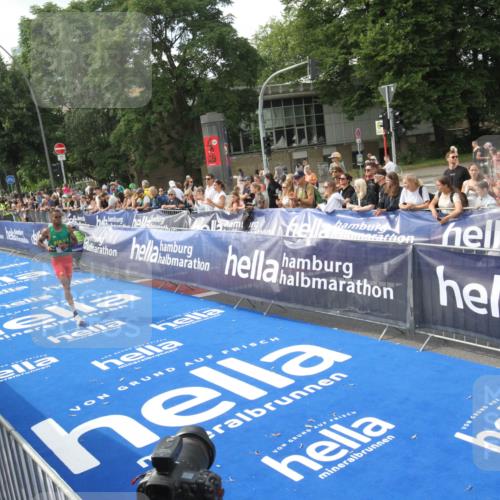 29.06.2025 - hella hamburg halbmarathon Michael Strokosch http://msf.ph/oto/8535321 29.06.2025 10:05:30 Ziel  meine-sportfotos.de