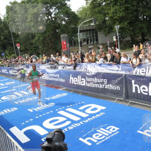 29.06.2025 - hella hamburg halbmarathon Michael Strokosch http://msf.ph/oto/8535322 29.06.2025 10:05:30 Ziel  meine-sportfotos.de