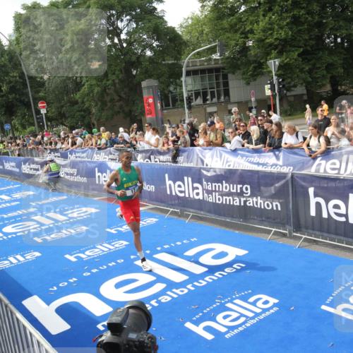 29.06.2025 - hella hamburg halbmarathon Michael Strokosch http://msf.ph/oto/8535323 29.06.2025 10:05:31 Ziel  meine-sportfotos.de