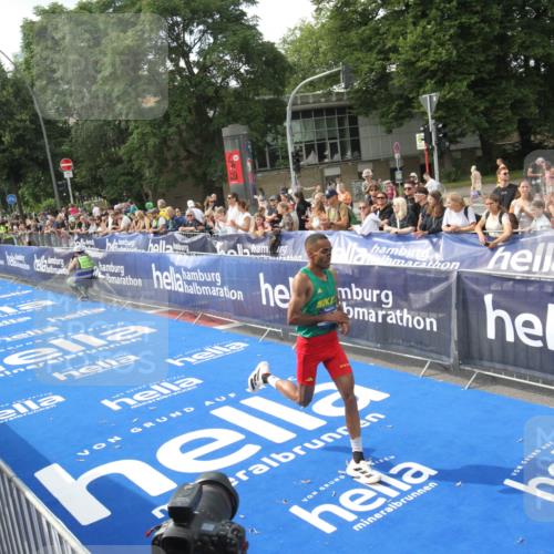 29.06.2025 - hella hamburg halbmarathon Michael Strokosch http://msf.ph/oto/8535324 29.06.2025 10:05:31 Ziel  meine-sportfotos.de