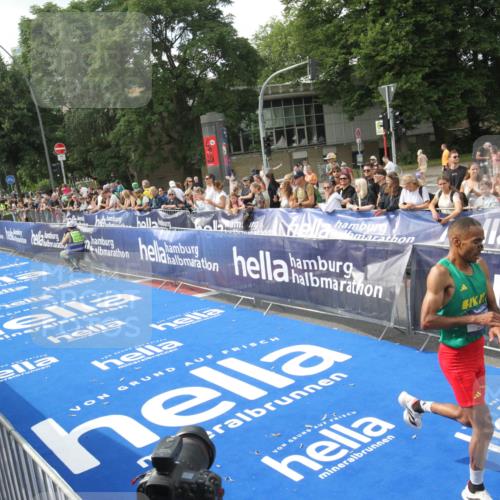 29.06.2025 - hella hamburg halbmarathon Michael Strokosch http://msf.ph/oto/8535325 29.06.2025 10:05:31 Ziel  meine-sportfotos.de