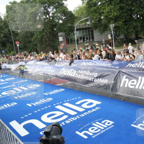 29.06.2025 - hella hamburg halbmarathon Michael Strokosch http://msf.ph/oto/8535326 29.06.2025 10:06:02 Ziel  meine-sportfotos.de
