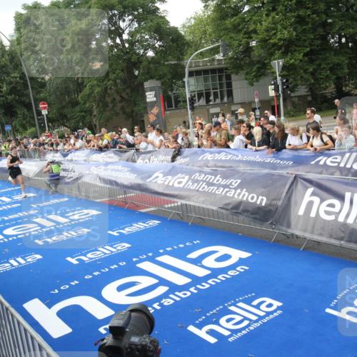 29.06.2025 - hella hamburg halbmarathon Michael Strokosch http://msf.ph/oto/8535327 29.06.2025 10:06:02 Ziel  meine-sportfotos.de