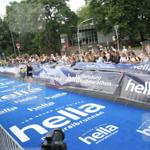 29.06.2025 - hella hamburg halbmarathon Michael Strokosch http://msf.ph/oto/8535329 29.06.2025 10:06:03 Ziel  meine-sportfotos.de