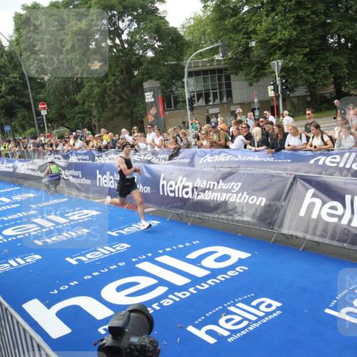 29.06.2025 - hella hamburg halbmarathon Michael Strokosch http://msf.ph/oto/8535330 29.06.2025 10:06:03 Ziel  meine-sportfotos.de