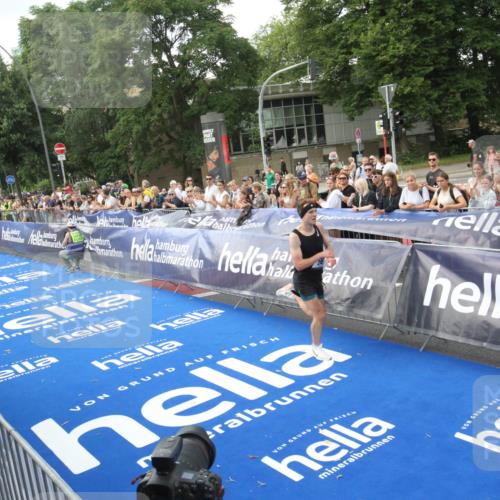 29.06.2025 - hella hamburg halbmarathon Michael Strokosch http://msf.ph/oto/8535331 29.06.2025 10:06:04 Ziel  meine-sportfotos.de