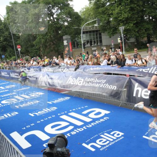 29.06.2025 - hella hamburg halbmarathon Michael Strokosch http://msf.ph/oto/8535332 29.06.2025 10:06:04 Ziel  meine-sportfotos.de