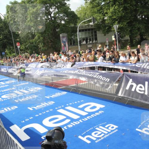 29.06.2025 - hella hamburg halbmarathon Michael Strokosch http://msf.ph/oto/8535333 29.06.2025 10:06:31 Ziel  meine-sportfotos.de