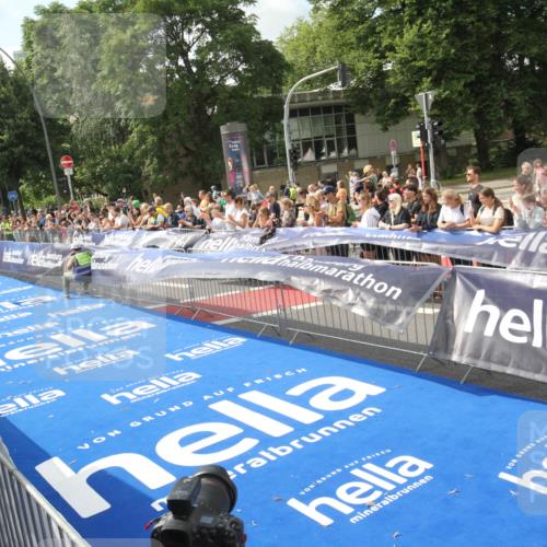 29.06.2025 - hella hamburg halbmarathon Michael Strokosch http://msf.ph/oto/8535334 29.06.2025 10:06:32 Ziel  meine-sportfotos.de