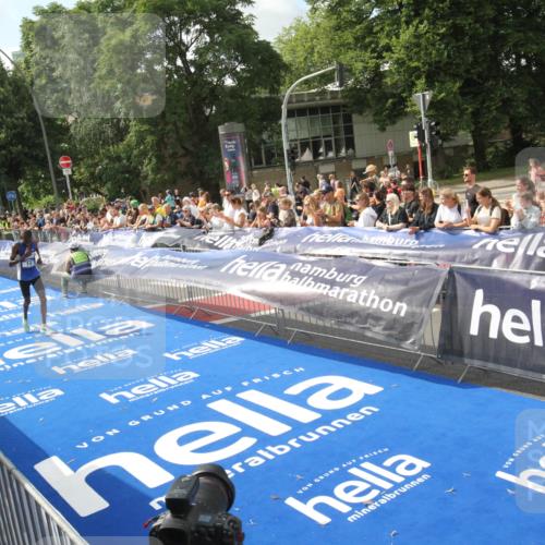 29.06.2025 - hella hamburg halbmarathon Michael Strokosch http://msf.ph/oto/8535337 29.06.2025 10:06:33 Ziel  meine-sportfotos.de