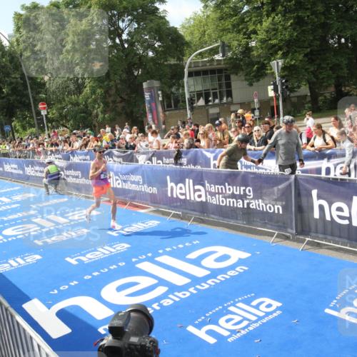 29.06.2025 - hella hamburg halbmarathon Michael Strokosch http://msf.ph/oto/8535340 29.06.2025 10:09:04 Ziel  meine-sportfotos.de