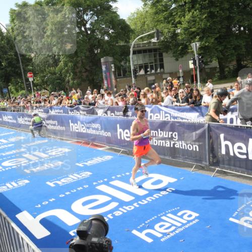 29.06.2025 - hella hamburg halbmarathon Michael Strokosch http://msf.ph/oto/8535341 29.06.2025 10:09:04 Ziel  meine-sportfotos.de