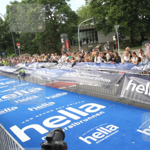 29.06.2025 - hella hamburg halbmarathon Michael Strokosch http://msf.ph/oto/8535342 29.06.2025 10:10:11 Ziel  meine-sportfotos.de