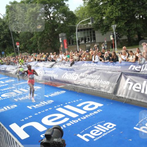 29.06.2025 - hella hamburg halbmarathon Michael Strokosch http://msf.ph/oto/8535345 29.06.2025 10:10:13 Ziel  meine-sportfotos.de