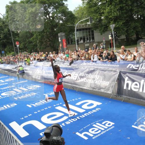 29.06.2025 - hella hamburg halbmarathon Michael Strokosch http://msf.ph/oto/8535346 29.06.2025 10:10:13 Ziel  meine-sportfotos.de