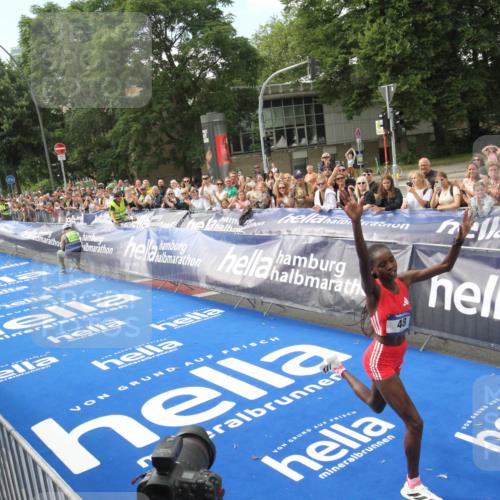 29.06.2025 - hella hamburg halbmarathon Michael Strokosch http://msf.ph/oto/8535347 29.06.2025 10:10:13 Ziel  meine-sportfotos.de