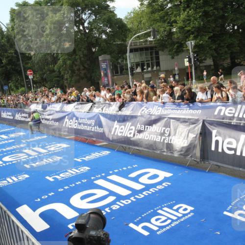 29.06.2025 - hella hamburg halbmarathon Michael Strokosch http://msf.ph/oto/8535348 29.06.2025 10:10:38 Ziel  meine-sportfotos.de