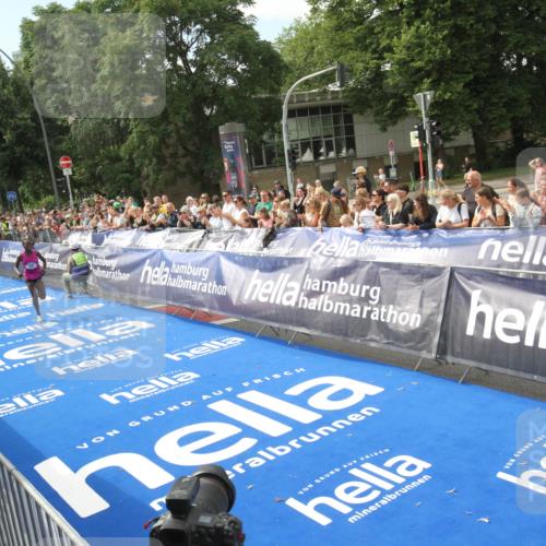 29.06.2025 - hella hamburg halbmarathon Michael Strokosch http://msf.ph/oto/8535350 29.06.2025 10:10:39 Ziel  meine-sportfotos.de