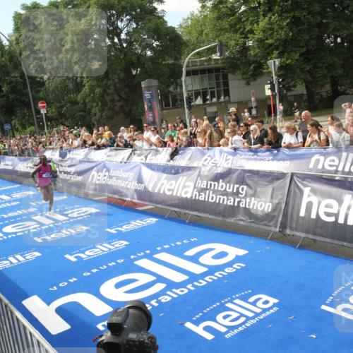 29.06.2025 - hella hamburg halbmarathon Michael Strokosch http://msf.ph/oto/8535351 29.06.2025 10:10:40 Ziel  meine-sportfotos.de