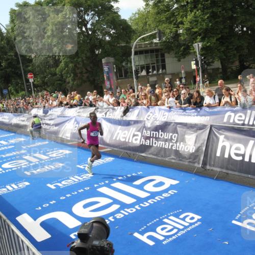 29.06.2025 - hella hamburg halbmarathon Michael Strokosch http://msf.ph/oto/8535353 29.06.2025 10:10:40 Ziel  meine-sportfotos.de