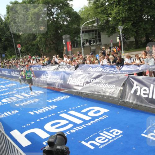 29.06.2025 - hella hamburg halbmarathon Michael Strokosch http://msf.ph/oto/8535354 29.06.2025 10:11:03 Ziel  meine-sportfotos.de