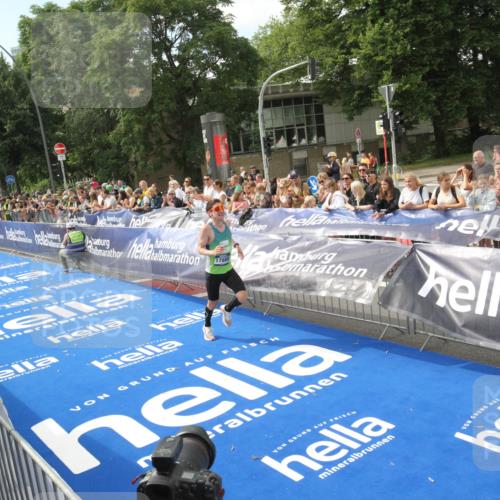 29.06.2025 - hella hamburg halbmarathon Michael Strokosch http://msf.ph/oto/8535356 29.06.2025 10:11:04 Ziel  meine-sportfotos.de