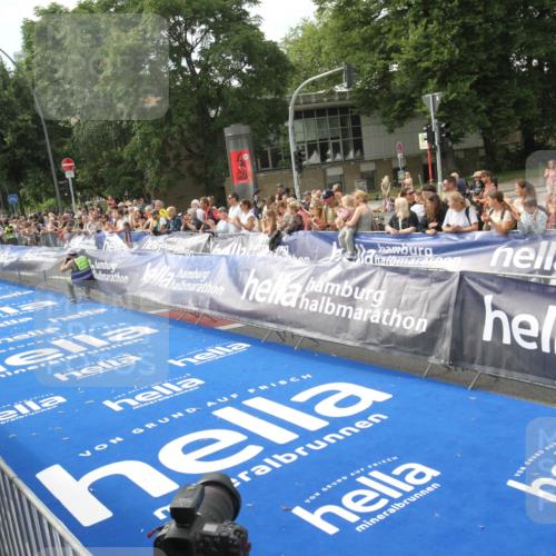 29.06.2025 - hella hamburg halbmarathon Michael Strokosch http://msf.ph/oto/8535362 29.06.2025 10:11:59 Ziel  meine-sportfotos.de