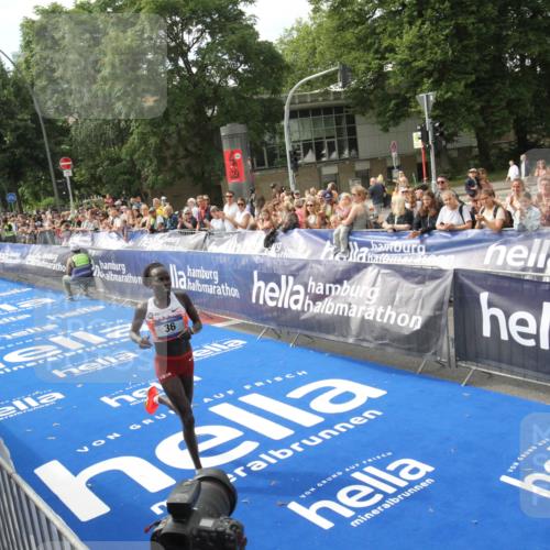29.06.2025 - hella hamburg halbmarathon Michael Strokosch http://msf.ph/oto/8535368 29.06.2025 10:12:01 Ziel  meine-sportfotos.de