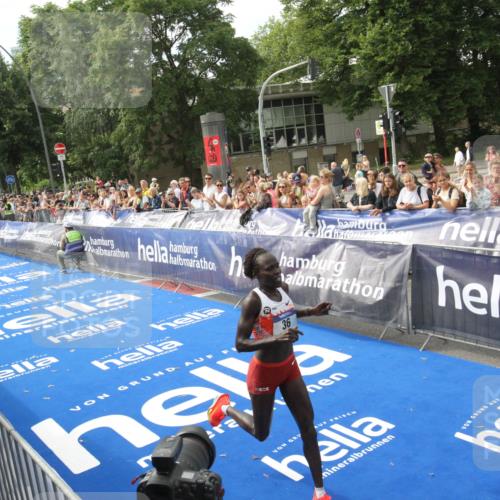 29.06.2025 - hella hamburg halbmarathon Michael Strokosch http://msf.ph/oto/8535369 29.06.2025 10:12:02 Ziel  meine-sportfotos.de