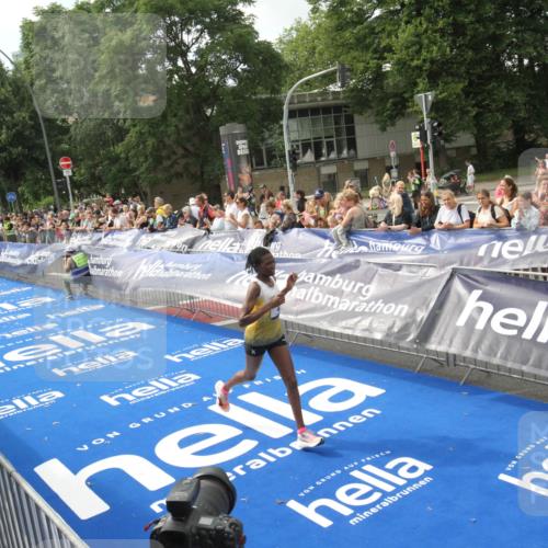 29.06.2025 - hella hamburg halbmarathon Michael Strokosch http://msf.ph/oto/8535373 29.06.2025 10:12:25 Ziel  meine-sportfotos.de