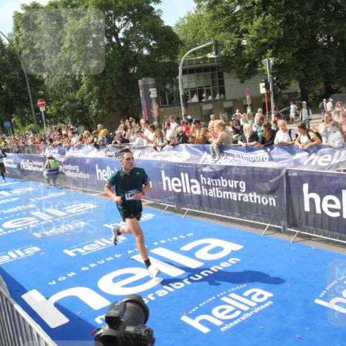 29.06.2025 - hella hamburg halbmarathon Michael Strokosch http://msf.ph/oto/8535383 29.06.2025 10:14:02 Ziel  meine-sportfotos.de
