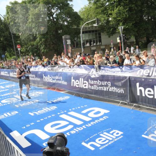 29.06.2025 - hella hamburg halbmarathon Michael Strokosch http://msf.ph/oto/8535385 29.06.2025 10:14:04 Ziel  meine-sportfotos.de