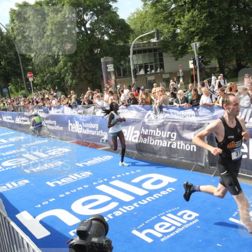 29.06.2025 - hella hamburg halbmarathon Michael Strokosch http://msf.ph/oto/8535388 29.06.2025 10:14:05 Ziel  meine-sportfotos.de