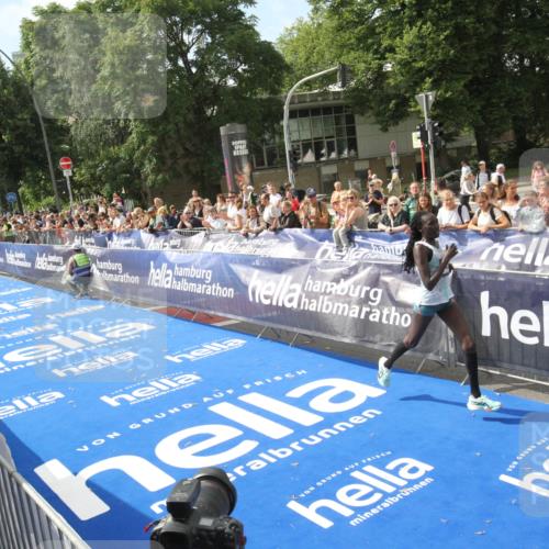 29.06.2025 - hella hamburg halbmarathon Michael Strokosch http://msf.ph/oto/8535389 29.06.2025 10:14:05 Ziel  meine-sportfotos.de