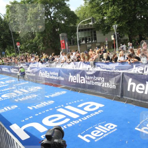 29.06.2025 - hella hamburg halbmarathon Michael Strokosch http://msf.ph/oto/8535390 29.06.2025 10:14:31 Ziel  meine-sportfotos.de