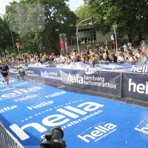 29.06.2025 - hella hamburg halbmarathon Michael Strokosch http://msf.ph/oto/8535394 29.06.2025 10:14:33 Ziel  meine-sportfotos.de