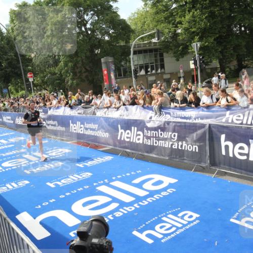 29.06.2025 - hella hamburg halbmarathon Michael Strokosch http://msf.ph/oto/8535395 29.06.2025 10:14:34 Ziel  meine-sportfotos.de
