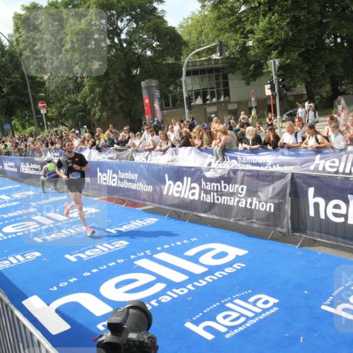 29.06.2025 - hella hamburg halbmarathon Michael Strokosch http://msf.ph/oto/8535396 29.06.2025 10:14:34 Ziel  meine-sportfotos.de