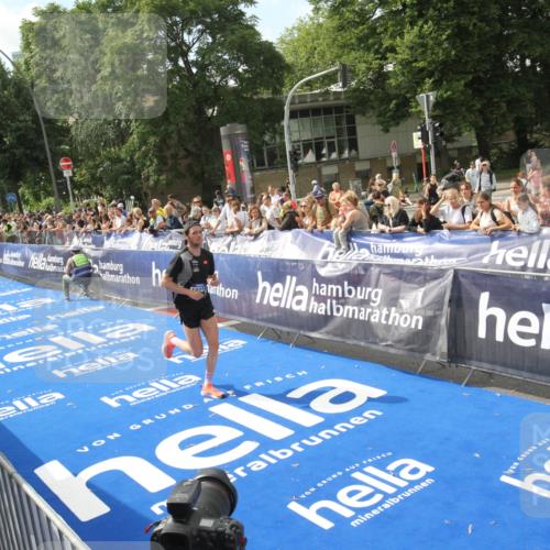 29.06.2025 - hella hamburg halbmarathon Michael Strokosch http://msf.ph/oto/8535397 29.06.2025 10:14:34 Ziel  meine-sportfotos.de