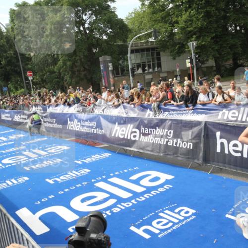 29.06.2025 - hella hamburg halbmarathon Michael Strokosch http://msf.ph/oto/8535401 29.06.2025 10:15:38 Ziel  meine-sportfotos.de
