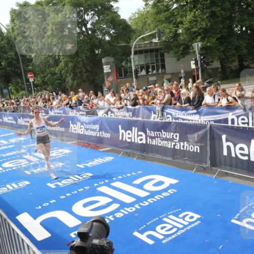 29.06.2025 - hella hamburg halbmarathon Michael Strokosch http://msf.ph/oto/8535404 29.06.2025 10:15:51 Ziel  meine-sportfotos.de