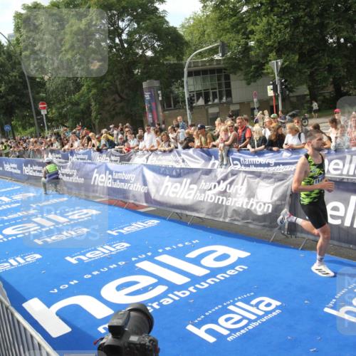 29.06.2025 - hella hamburg halbmarathon Michael Strokosch http://msf.ph/oto/8535413 29.06.2025 10:16:25 Ziel  meine-sportfotos.de