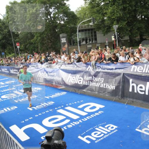 29.06.2025 - hella hamburg halbmarathon Michael Strokosch http://msf.ph/oto/8535414 29.06.2025 10:16:37 Ziel  meine-sportfotos.de